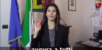 Gli auguri di Virginia Raggi nel linguaggio dei segni