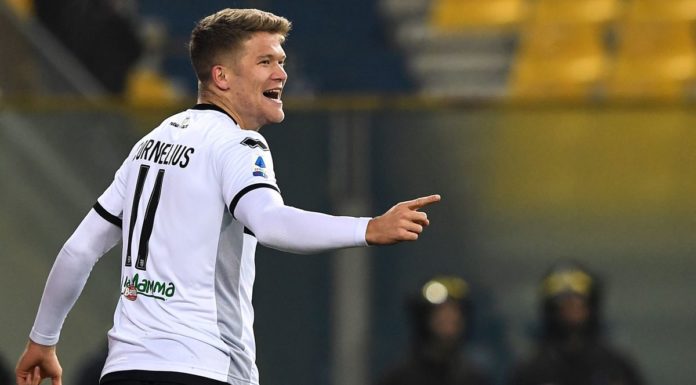 Cornelius beffa il Cagliari, il Parma agguanta il pari al 94°