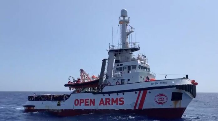 Sbarcano a Pozzallo i 363 migranti della Open Arms
