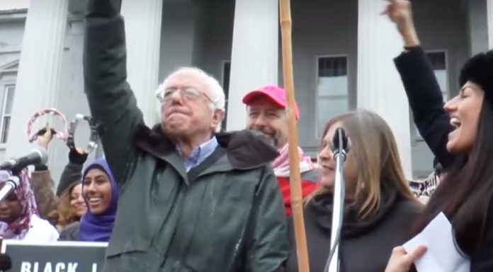 Usa, primarie Dem tra ritardi e polemiche. Conteggio manuale