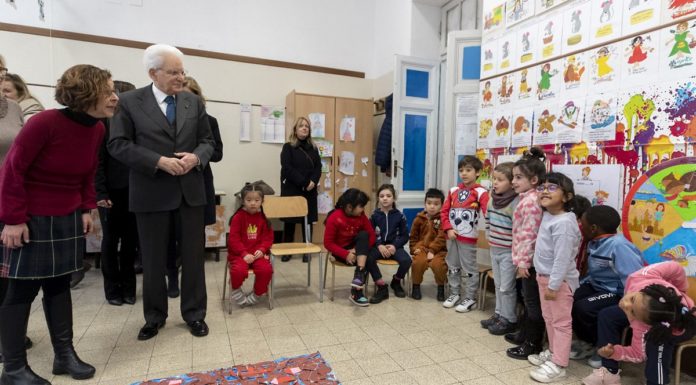 Mattarella visita a sorpresa una scuola di Roma