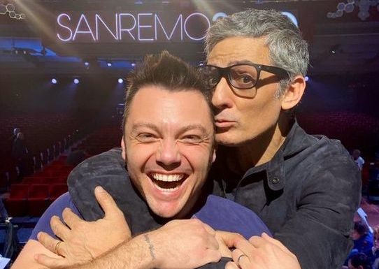 Sanremo, Fiorello abbraccia Tiziano Ferro “#fatevenarisata”