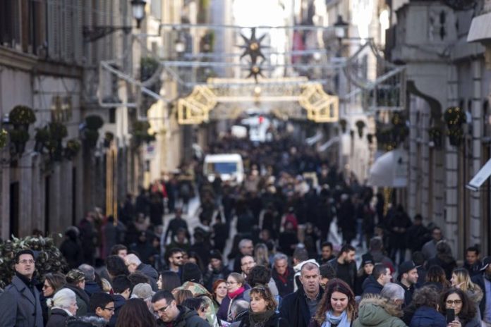 COMMERCIO NELLE VIE DEL CENTRO A POCHI GIORNI DAI SALDI