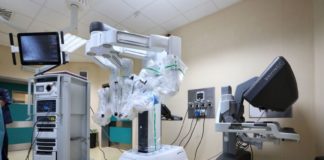 Primo intervento chirurgico al mondo con robot a Bologna