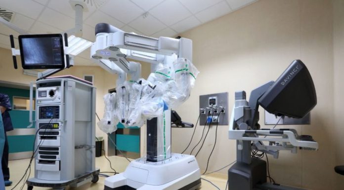 Primo intervento chirurgico al mondo con robot a Bologna