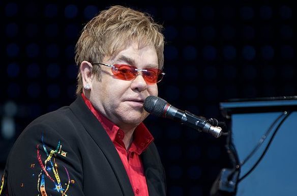 Elton John interrompe il concerto a Auckland “Ho la polmonite”