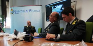 Coronavirus, vendevano mascherine a 5.000 euro. Venti denunce