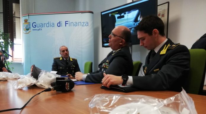 Coronavirus, vendevano mascherine a 5.000 euro. Venti denunce