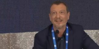 Sanremo, Amadeus festeggia il “triplete” con uno sguardo al poker