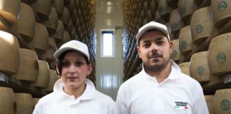 Dal consorzio Parmigiano Reggiano un corso per i casari