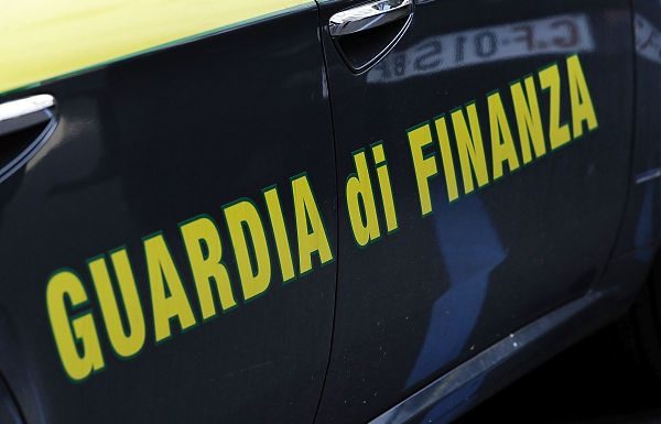 Sei ventenni arrestati a Pavia per droga, estorsioni e violenze