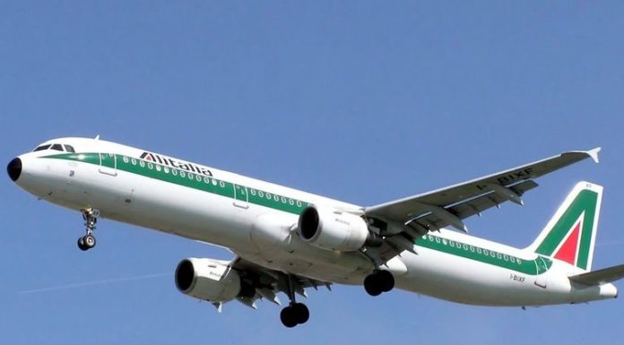 Coronavirus, per i passeggeri Alitalia uso obbligatorio delle mascherine