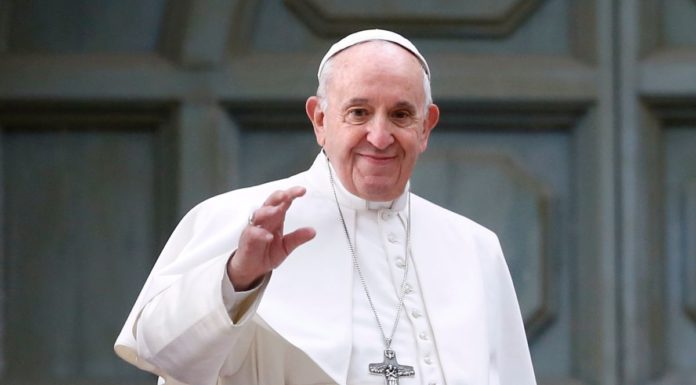 Coronavirus, Papa Francesco a piedi lungo le vie di Roma