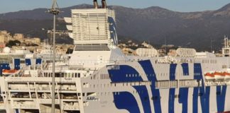 Coronavirus, consegnata a Genova la prima nave ospedale in Italia