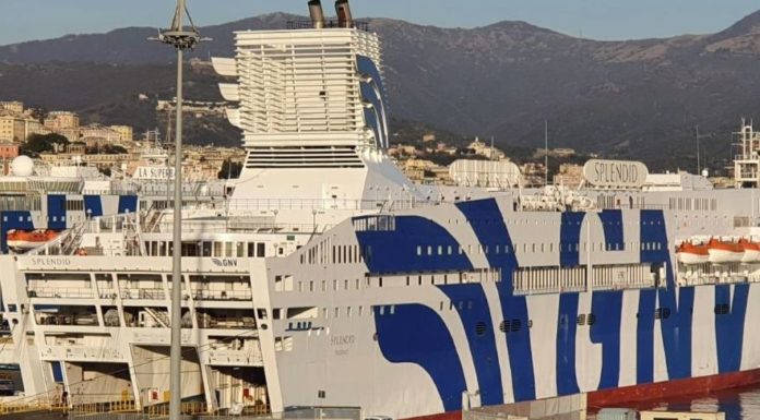 Coronavirus, consegnata a Genova la prima nave ospedale in Italia