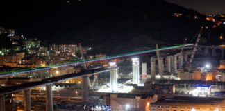 Il nuovo ponte di Genova illuminato dal Tricolore