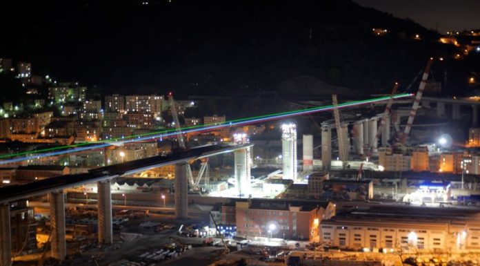 Il nuovo ponte di Genova illuminato dal Tricolore