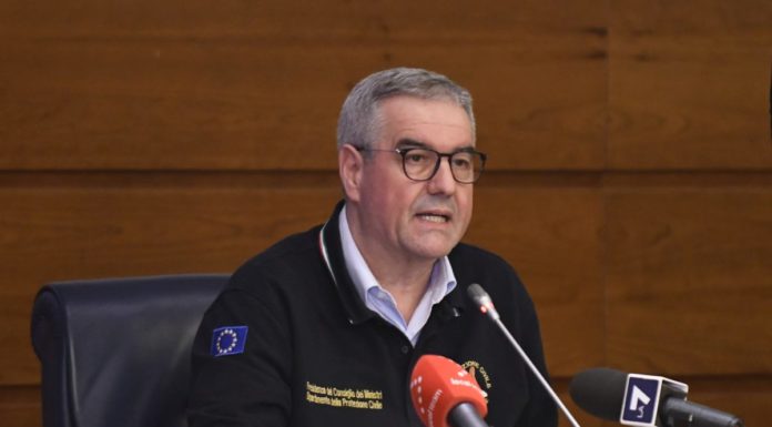 Sintomi febbrili per Borrelli, lascia la sede della Protezione Civile