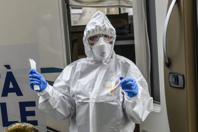 EMERGENZA CORONAVIRUS, I MEDICI DELL'OSPEDALE ELENA D'AOSTA SI RECANO DAI PAZIENTI SOSPETTI POSITIVI PER IL TAMPONE