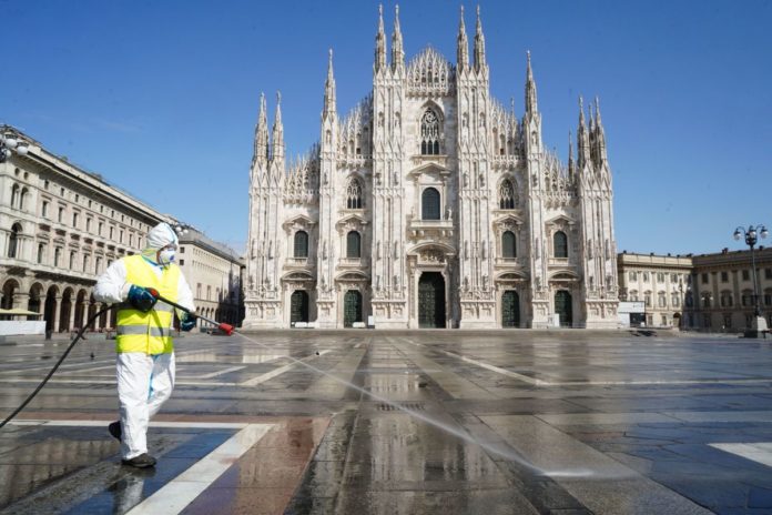EMERGENZA CORONAVIRUS, SANIFICAZIONE DELL'AMSA IN PIAZZA DUOMO A MILANO