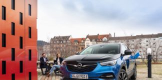 Opel Grandland X Hybrid4, facile da guidare