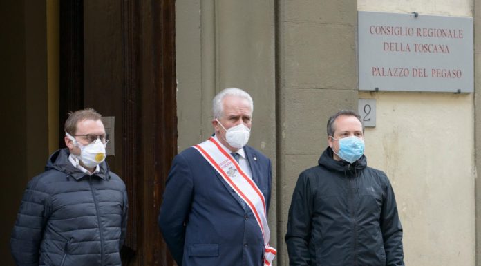 Coronavirus, silenzio e bandiere a mezz’asta a Palazzo del Pegado