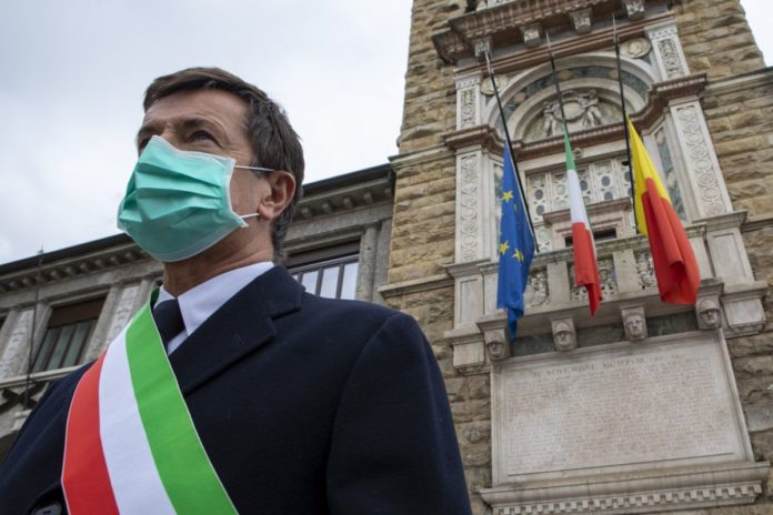 EMERGENZA CORONAVIRUS, UN MINUTO DI SILENZIO E BANDIERE A MEZZ'ASTA PER LE VITTIME A BERGAMO