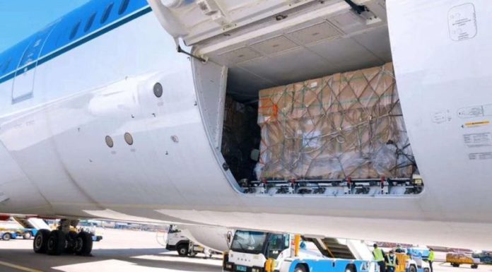 Arrivato a Milano volo Snam dalla Cina con materiale sanitario