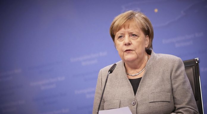 Merkel “No agli eurobond, trovare altri strumenti di solidarieta’”