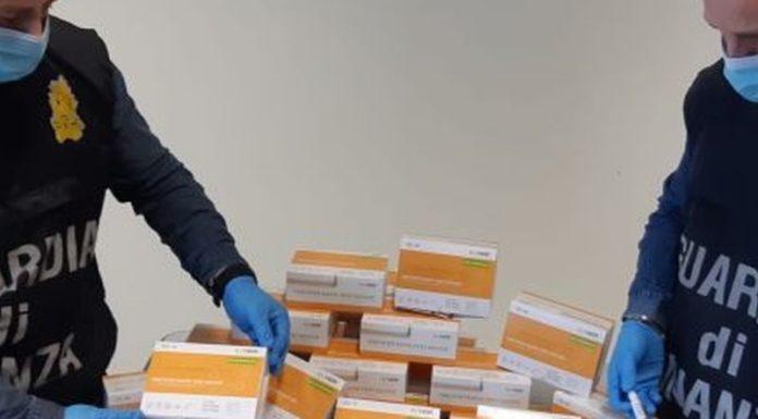 Coronavirus, a Torino sequestrate 400.000 mascherine illegali