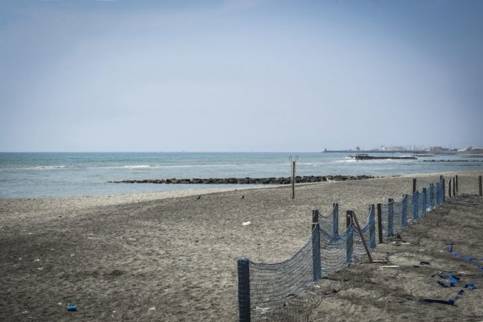 EMERGENZA CORONAVIRUS, LA SPIAGGIA DI OSTIA DESERTA