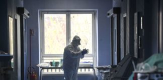 Intesa Sanpaolo dona indumenti intimi a ricoverati Covid