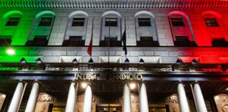 Milano, led tricolori per i palazzi di Intesa Sanpaolo