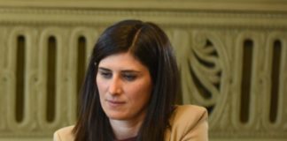 Torino, scritta contro Appendino su autobus