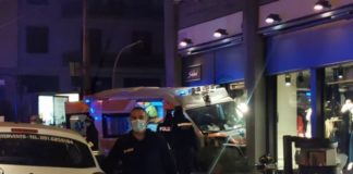 Palermo, ambulanza si scontra con auto e sfonda vetrina
