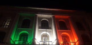 Napoli, Tricolore illumina sede di Intesa Sanpaolo