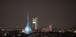 Torino, Tricolore illumina il grattacielo Intesa Sanpaolo