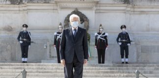 25 aprile, Mattarella da solo all’Altare della Patria
