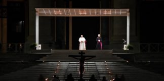 In una piazza San Pietro vuota, Via Crucis in nome medici e detenuti