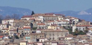 Coronavirus, Santelli ‘chiude’ Torano Castello