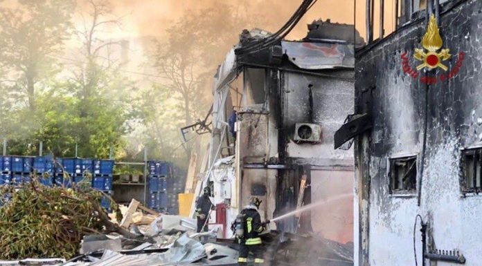 Esplosione in una fabbrica nel Napoletano, un morto e quattro feriti