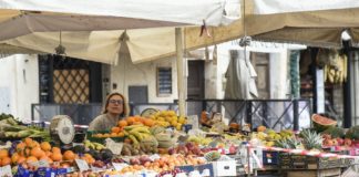 Coronavirus, in Campania via libera a mercati e sport individuale