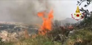Canadair al lavoro nel Palermitano per incendi provocati dallo scirocco