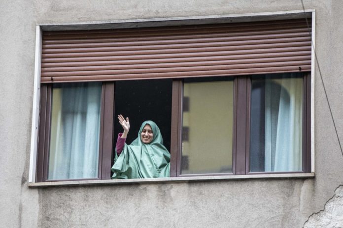 SILVIA ROMANO ALL'ARRIVO IN VIA CASORETTO DOPO LA SUA LIBERAZIONE