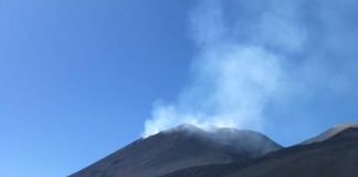 Etna, attività esplosiva dal cratere ‘Voraginè sul vulcano