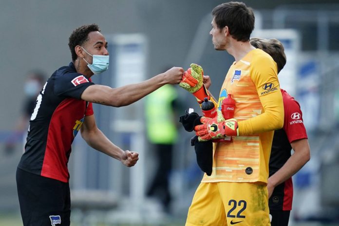 Fussball Schlussjubel v.l. Matheus Cunha, Torwart Rune Almenning Jarstein (Berlin) mit Mundschutz Sinsheim, 16.05.2020,