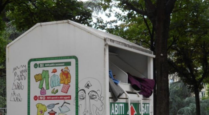 Raccolta differenziata dei rifiuti urbani tessili in crisi