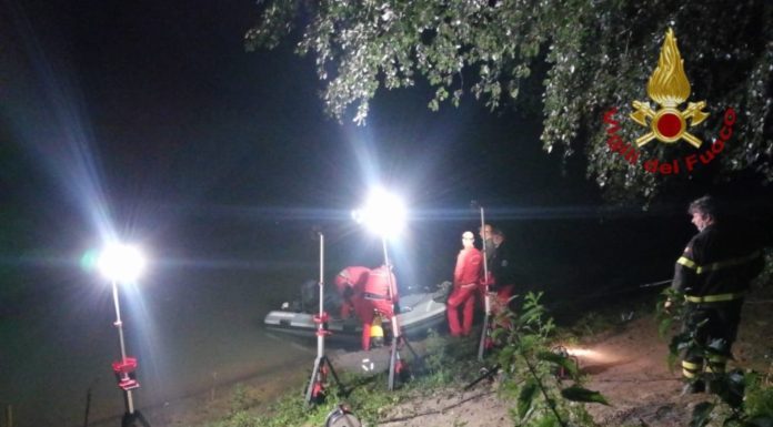 Individuato l’aereo precipitato nel Tevere, si cerca disperso