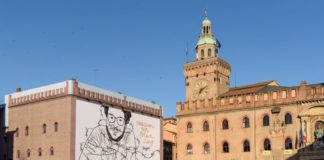 Un disegno per Zaki libero in un cartellone in piazza a Bologna