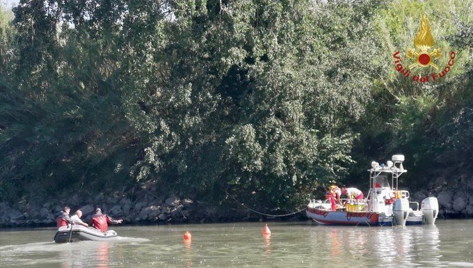Aereo nel Tevere, individuato il corpo del ragazzo disperso